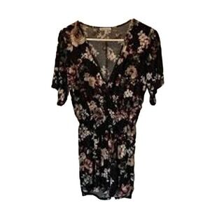 Charlotte Russe Black Floral Romper Short‎ Sleeve V-Neck Women's Size Medium